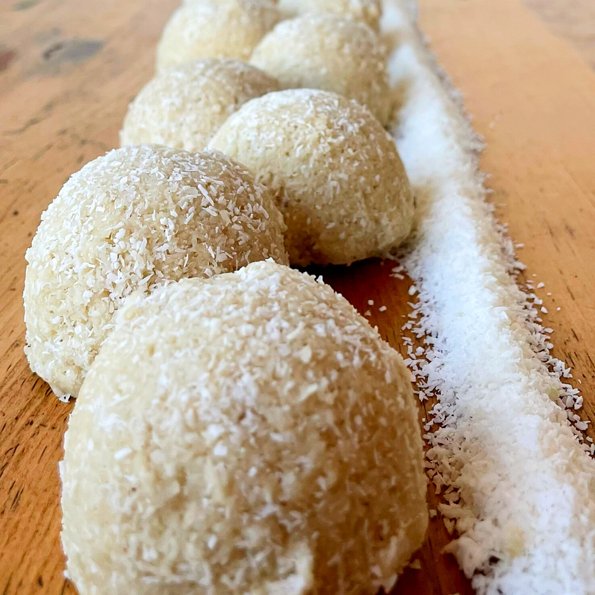 snow pop petite boule craquée à la noix coco bio avec une touche fleurie à l'eau de fleur d'oranger.  Ingrédients: noix de coco*, sirop d'érable*, tahiné, huile de noix de coco*, eau de fleur d'oranger, sel rose Boulangerie et pâttiserie à outremont montréal Vegan et sans Gluten