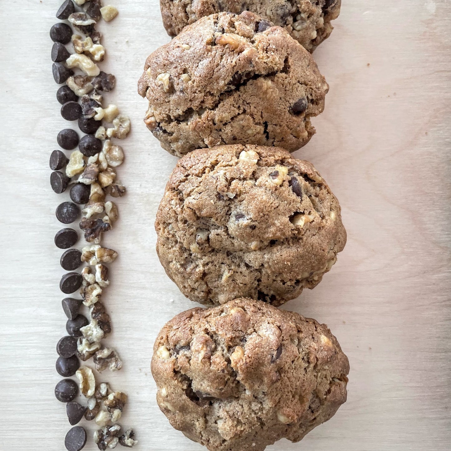 biscuit bakery chocolat & grenoble gros biscuit style bakery plein à craquer de noix de grenoble et chocolat noir 70% bio avec un soupçon de cannelle Ingrédients: Noix de grenoble, chocolat 70%*, b des produits issus d'agriculture raisonnée.  Boulangerie et pâttiserie à outremont montréal