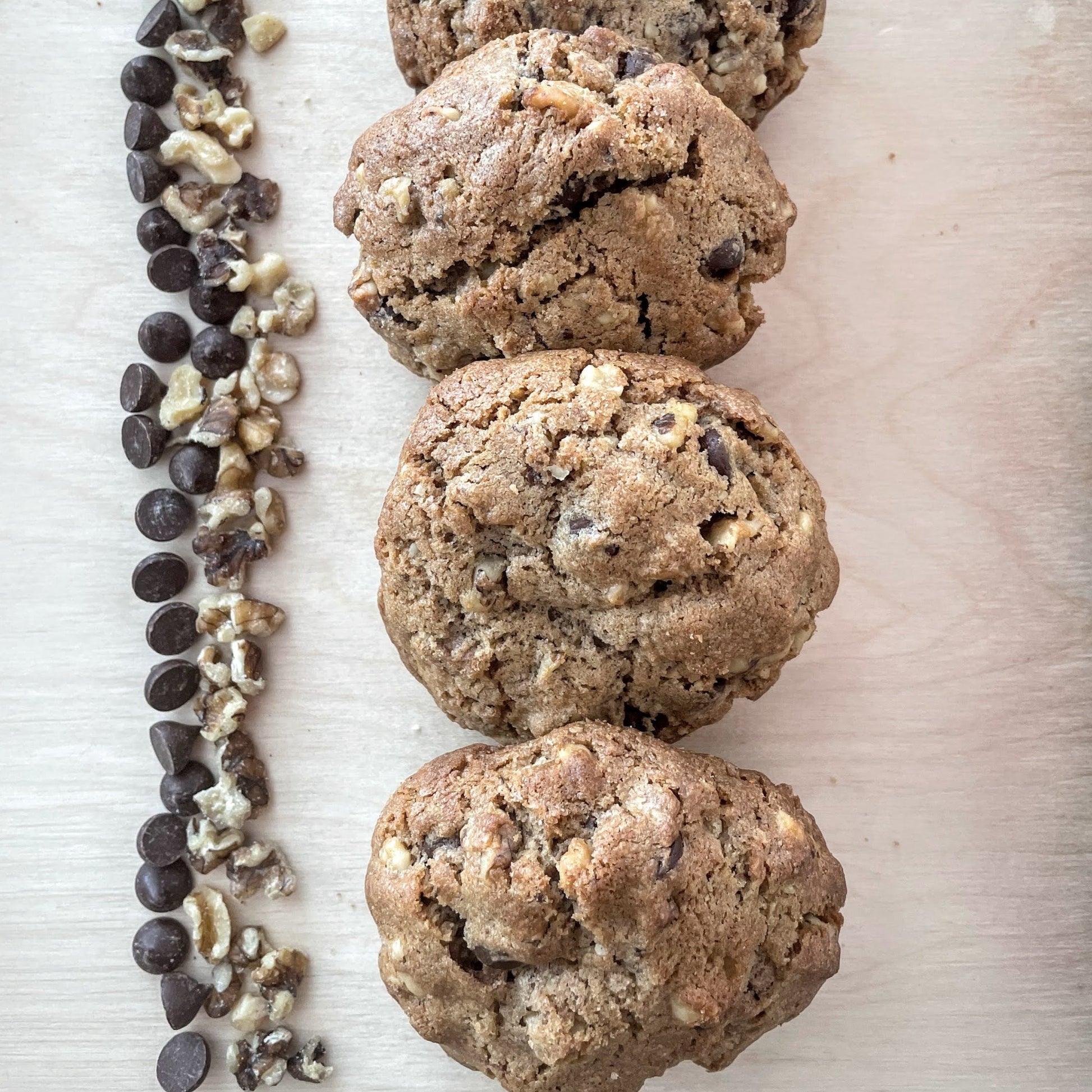 biscuit bakery chocolat & grenoble gros biscuit style bakery plein à craquer de noix de grenoble et chocolat noir 70% bio avec un soupçon de cannelle Ingrédients: Noix de grenoble, chocolat 70%*, b des produits issus d'agriculture raisonnée.  Boulangerie et pâttiserie à outremont montréal