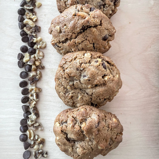 biscuit bakery chocolat & grenoble gros biscuit style bakery plein à craquer de noix de grenoble et chocolat noir 70% bio avec un soupçon de cannelle Ingrédients: Noix de grenoble, chocolat 70%*, b des produits issus d'agriculture raisonnée.  Boulangerie et pâttiserie à outremont montréal