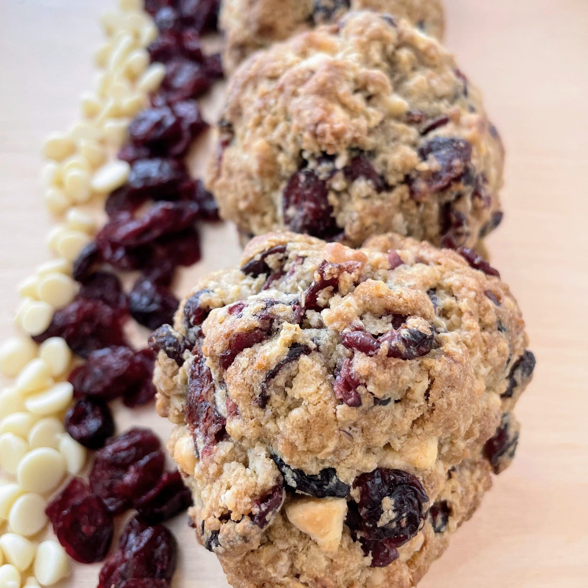 biscuit bakery avoine, canneberges et chocolat blanc gros biscuit style bakery à l'avoine qui explode de canneberges et chocolat blanc bio avec le goût réconfortant de l'eau de fleur d'orangere. ingrédients: canneberges*, avoine*, beurre, chocolat blanc, cassonade, sucre*, farine de blé entier*, farine non-blanchie**, oeufs, eau d'oranger, soda à pâte, sel rose de l'Himalaya, fécule de maïs des produits issus d'agriculture raisonnée.  Boulangerie et pâttiserie à outremont montréal
