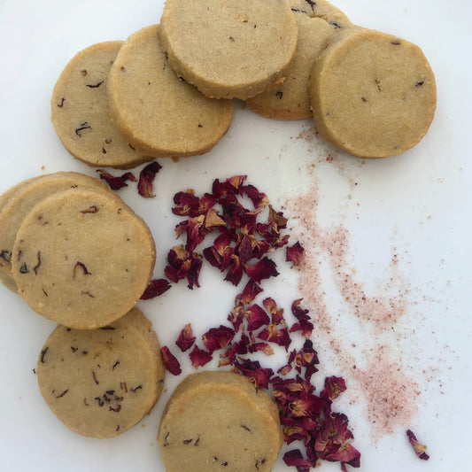 sablés à la rose sablé classiques avec la touche fleurie de Jaimée aux arômes de rose et son petit soupçon de sel himalayen Ingrédients: farine**, beurre, cassonade, eau de rose, pétales de rose, sel r  Boulangerie et pâttiserie à outremont montréal