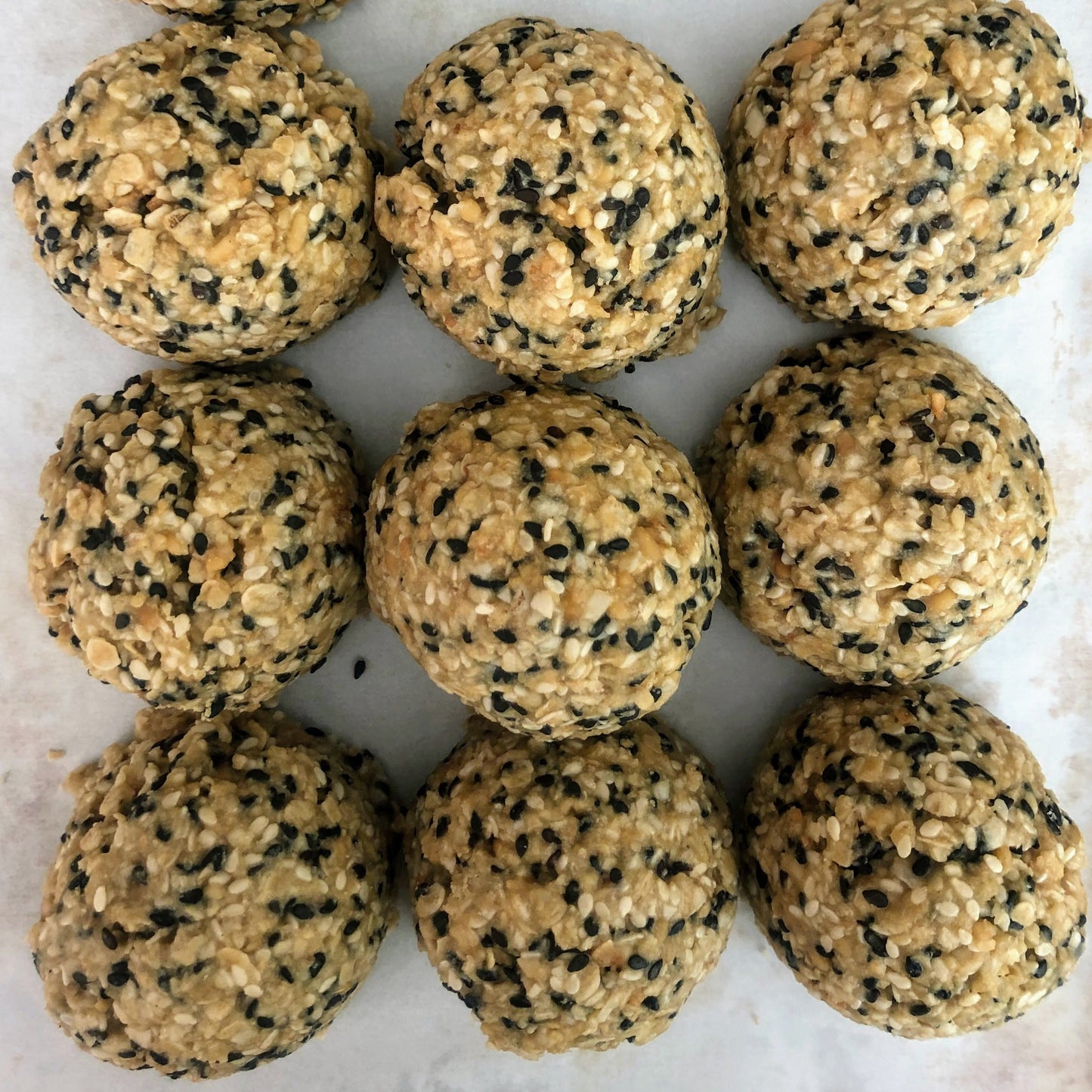 sésame pop des boules d'énergie qui feront plaisir à tous et plein de bonnes protéines végétales! Ingrédients: avoine*, beurre d'arachides, sésames, sirop d'érable*, noix de coco*, tahini, huile de coco*, sel rose de l'Himalaya. des produits issus d'agriculture raisonnée.  Boulangerie et pâttiserie à outremont montréal Vegan et sans Gluten