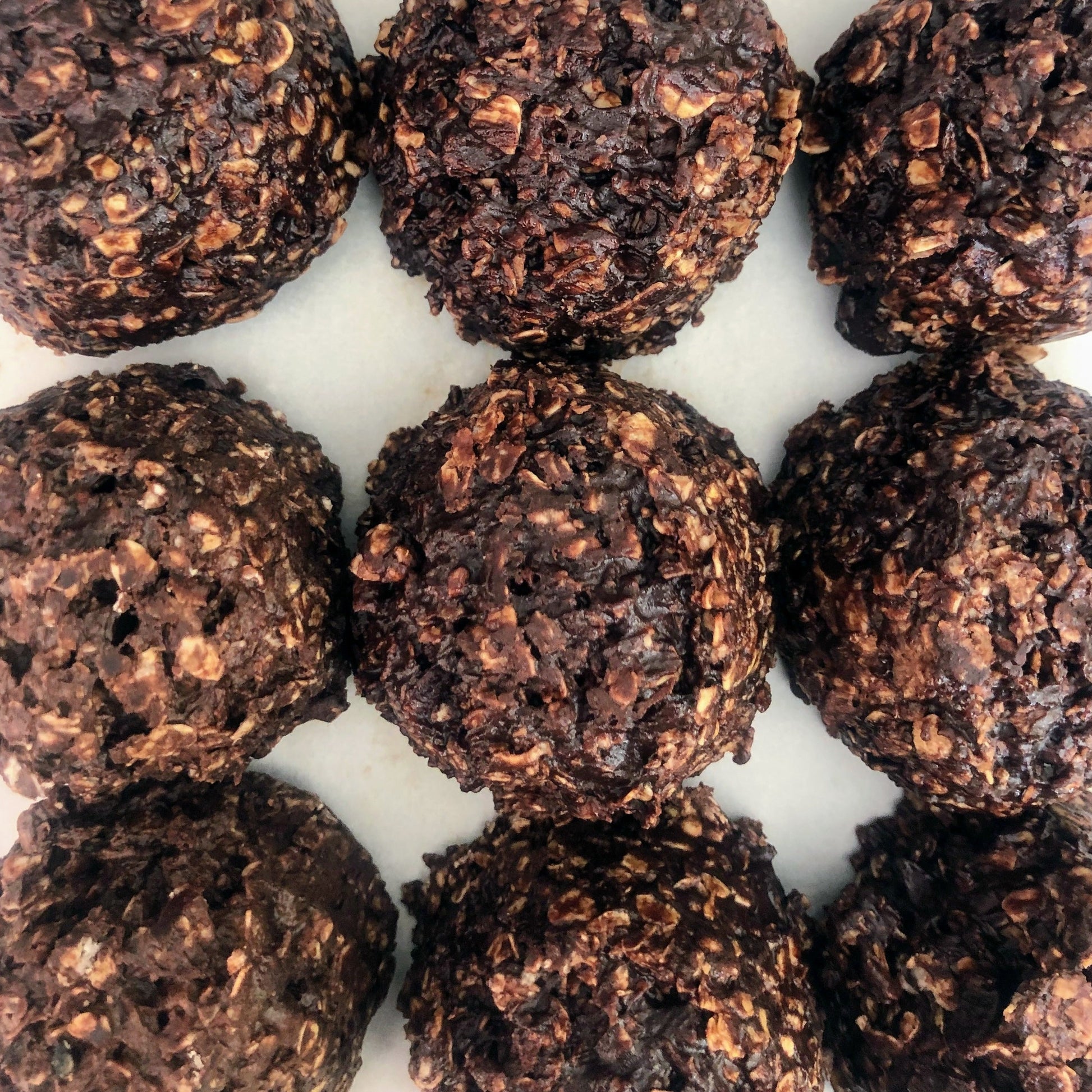 choco pop De grandes bouchées chocolatées et gourmandes pour les journées les plus folles, ou pour la détente. Parfait pour toutes les occasions!  Ingrédients: avoine*, beurre d'arachides, sésames, sirop d'érable*, noix de coco*, tahini, huile de coco*, sel rose de l'Himalaya. Vegan et sans Gluten   Boulangerie et pâttiserie à outremont montréal