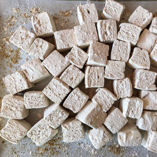 guimauves chaïmallow Lles guimauves aux épices chaï sont douces et réconfortantes, avec un soupçon d'épices qui rappelle le temps des fêtes - á ne pas manquer!  Chaque paquet est d'environ 120 g.  Ingrédients: Sucre*, miel, gélatine*, épices chaï (gingembre, cannelle, caramome, clou de girofle, fennouil, sel rose Les produits marqués d'un astérisque * sont des produits certifiés biologiques, les produits marqués de deux astérisques ** sont des produits issus d'agriculture raisonnée. outremont boulangerie