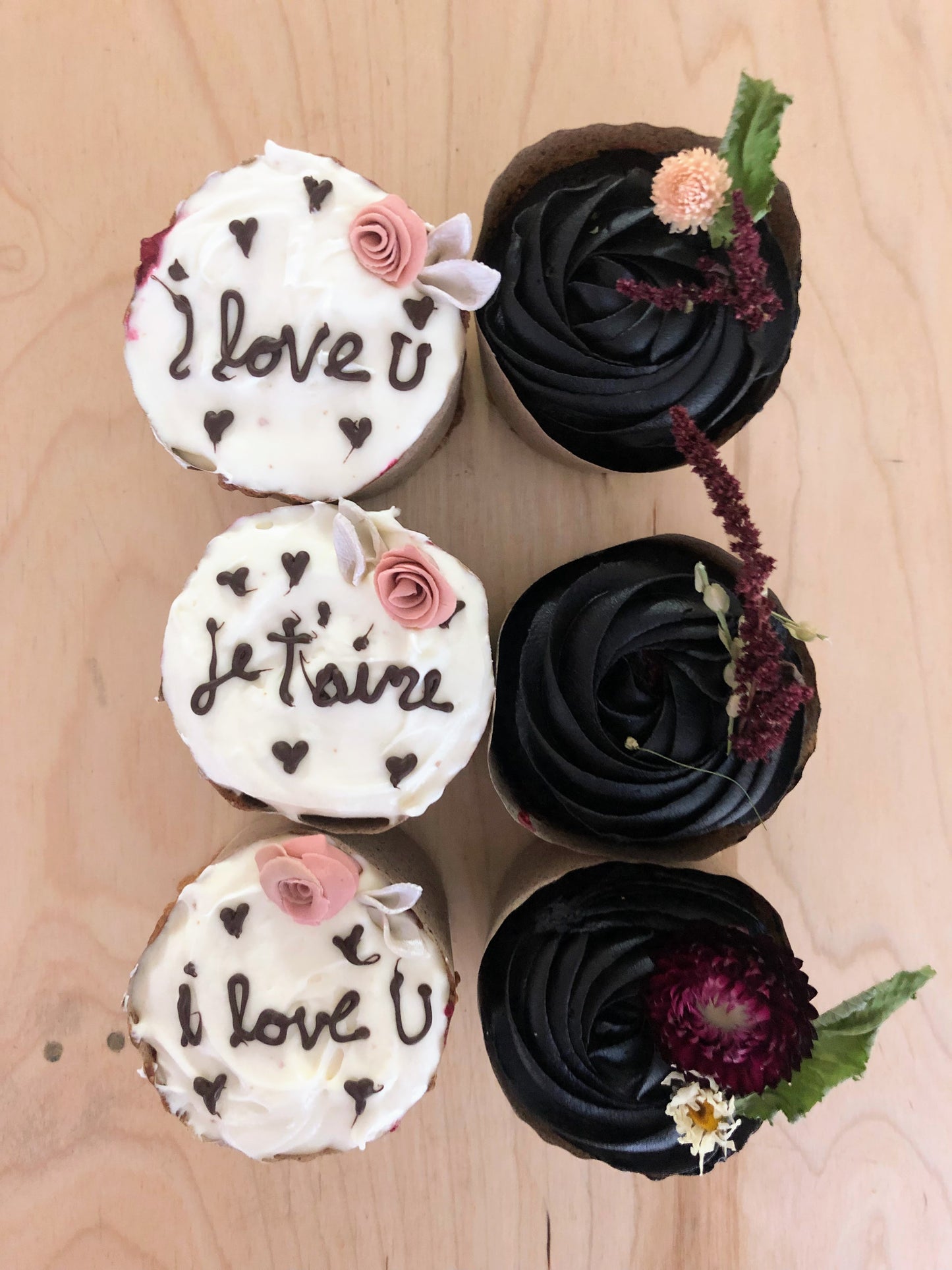cupcake de st-valentin je t'aime. p'tits cakes de fantaisies Délicieux, frais, du moment, selon l'inspiration du chef, ces p'tits gâteaux sont que pour vous. Demandez nous ce qui nous a inspiré aujourd'hui. ingrédients: Farine**, sucre*, lait, huile canola, vinaigre de cidre*, poudre à pâte, soda à pâte les produits marqués d'un astérisque * sont des produits certifiés biologiques, les produits marqués de deux astérisques ** sont des produits issus d'agriculture raisonné.