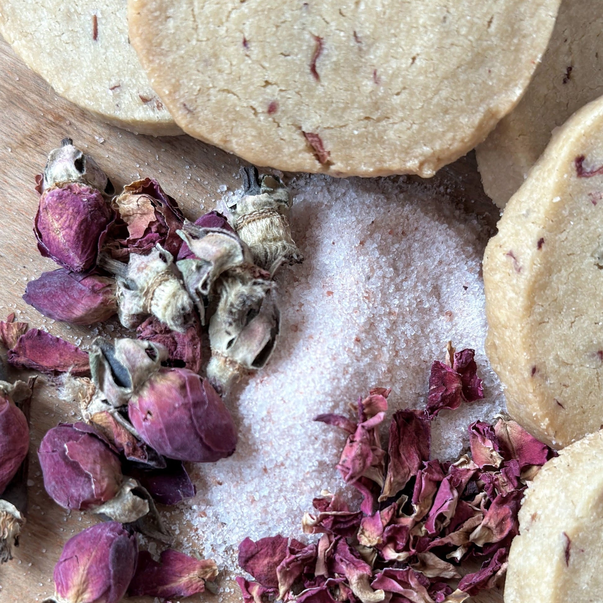 sablés à la rose sablé classiques avec la touche fleurie de Jaimée aux arômes de rose et son petit soupçon de sel himalayen Ingrédients: farine**, beurre, cassonade, eau de rose, pétales de rose, sel r  Boulangerie et pâttiserie à outremont montréal