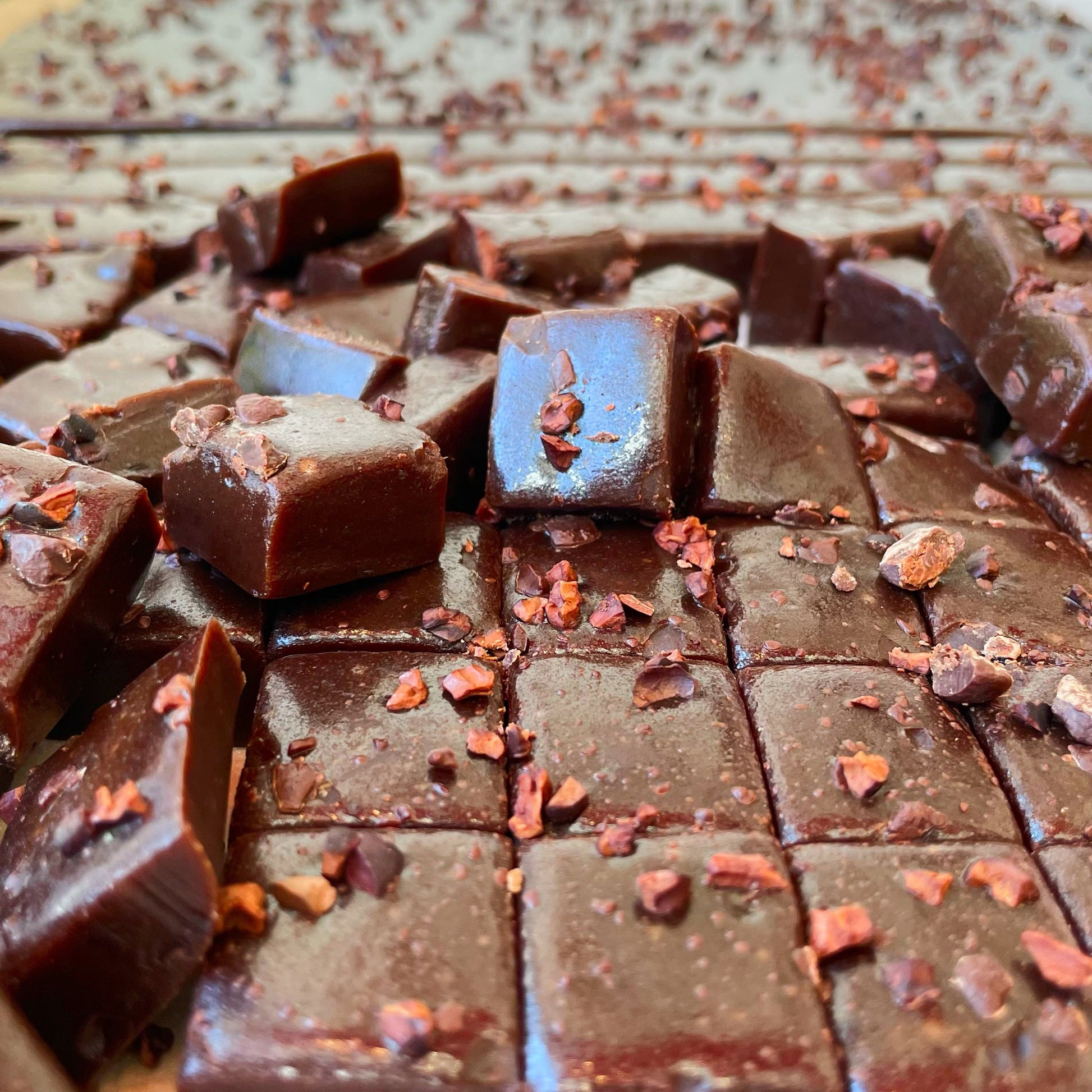 caramels choco fudge  L’amertume du chocolat noir vous donne un caramel bien équilibré côté sucre. Saurez-vous n'en manger qu'un?  les caramels sont couper et emballer à la main avec d'emballages compostables. paquets de 150 g. ingrédients: sucre biologique*, miel, chocolat noir 70 % biologique*, poudre de cacao, gruée de cacao biologique*, sel rose de l'Himalaya, extrait pur de vanille   des produits issus d'agriculture raisonnée.  Boulangerie et pâttiserie à outremont montréal