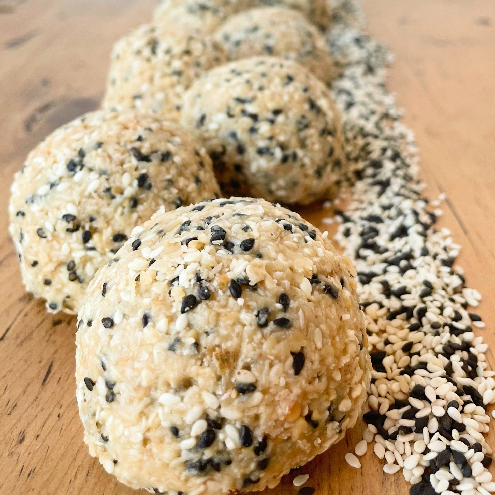 sésame pop des boules d'énergie qui feront plaisir à tous et plein de bonnes protéines végétales! Ingrédients: avoine*, beurre d'arachides, sésames, sirop d'érable*, noix de coco*, tahini, huile de coco*, sel rose de l'Himalaya. des produits issus d'agriculture raisonnée.  Boulangerie et pâttiserie à outremont montréal Vegan et sans Gluten