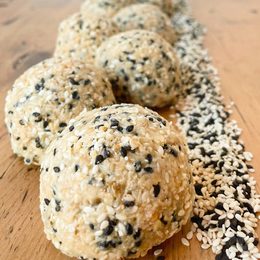 sésame pop des boules d'énergie qui feront plaisir à tous et plein de bonnes protéines végétales! Ingrédients: avoine*, beurre d'arachides, sésames, sirop d'érable*, noix de coco*, tahini, huile de coco*, sel rose de l'Himalaya. des produits issus d'agriculture raisonnée.  Boulangerie et pâttiserie à outremont montréal Vegan et sans Gluten