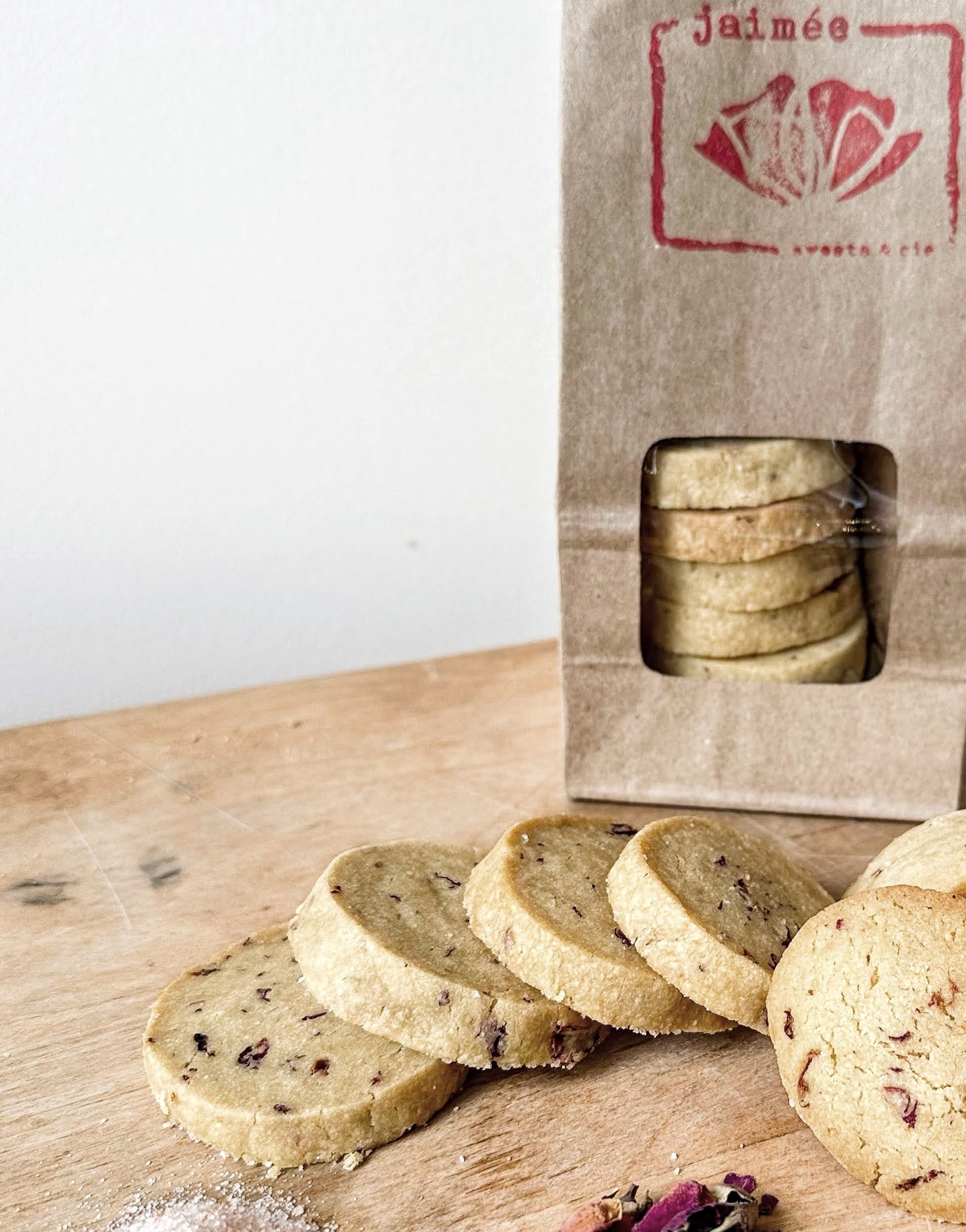 sablés à la rose sablé classiques avec la touche fleurie de Jaimée aux arômes de rose et son petit soupçon de sel himalayen Ingrédients: farine**, beurre, cassonade, eau de rose, pétales de rose, sel r  Boulangerie et pâttiserie à outremont montréal