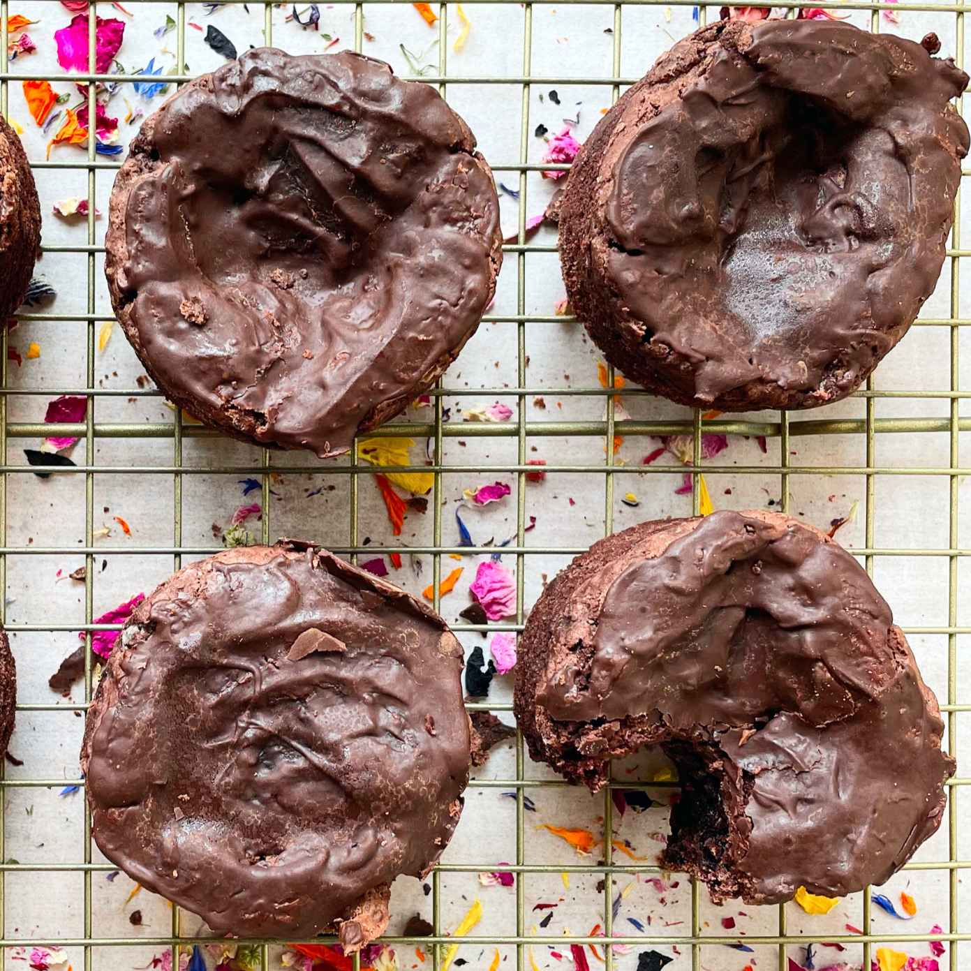 p'tits cakes mochi au chocolat on adore ces p'tits cakes sans gluten faits à partir de farine de riz douce. Leur réconfortant parfum lacté se marie au cacao pour un accord qu'on adore! Ingrédients: farine de riz gluant, sucre, lait de coco*, lait d’avoine*, huile d'olive*, cacao*, graines de chia, soda à pâte, sel rose, extrait pur de vanille Les produits marqués d'un astérisque * sont des produits certifiés biologiques, les produits marqués de deux astérisques produits d'agriculture raisonnée.