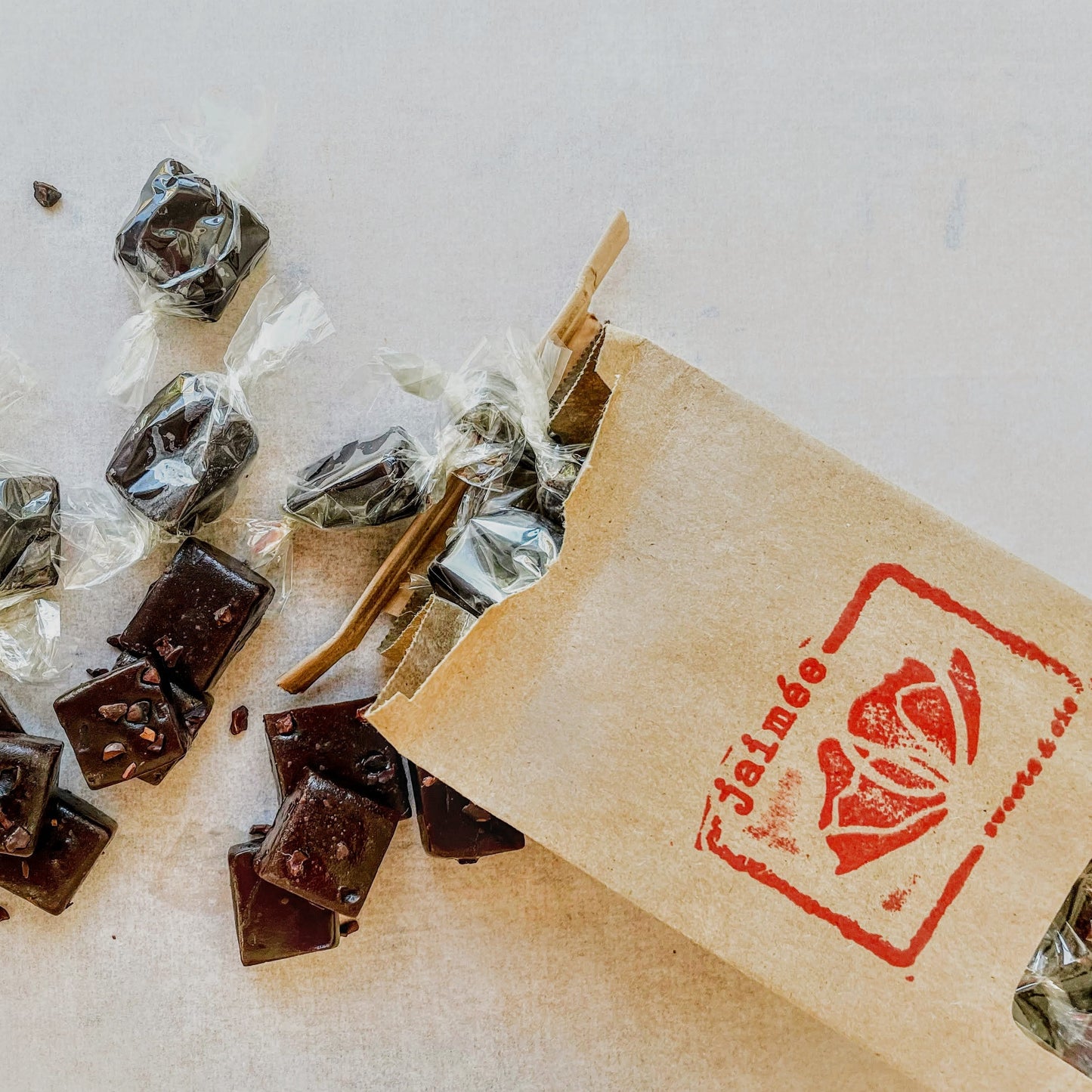 caramels choco fudge  L’amertume du chocolat noir vous donne un caramel bien équilibré côté sucre. Saurez-vous n'en manger qu'un?  les caramels sont couper et emballer à la main avec d'emballages compostables. paquets de 150 g. ingrédients: sucre biologique*, miel, chocolat noir 70 % biologique*, poudre de cacao, gruée de cacao biologique*, sel rose de l'Himalaya, extrait pur de vanille   des produits issus d'agriculture raisonnée.  Boulangerie et pâttiserie à outremont montréal