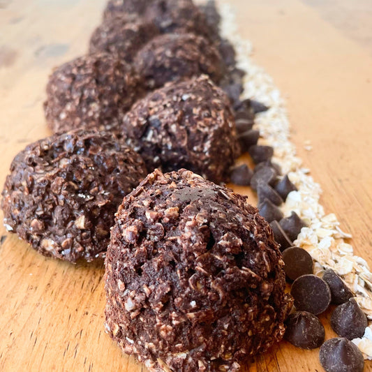 choco pop De grandes bouchées chocolatées et gourmandes pour les journées les plus folles, ou pour la détente. Parfait pour toutes les occasions!  Ingrédients: avoine*, beurre d'arachides, sésames, sirop d'érable*, noix de coco*, tahini, huile de coco*, sel rose de l'Himalaya. Vegan et sans Gluten   Boulangerie et pâttiserie à outremont montréal