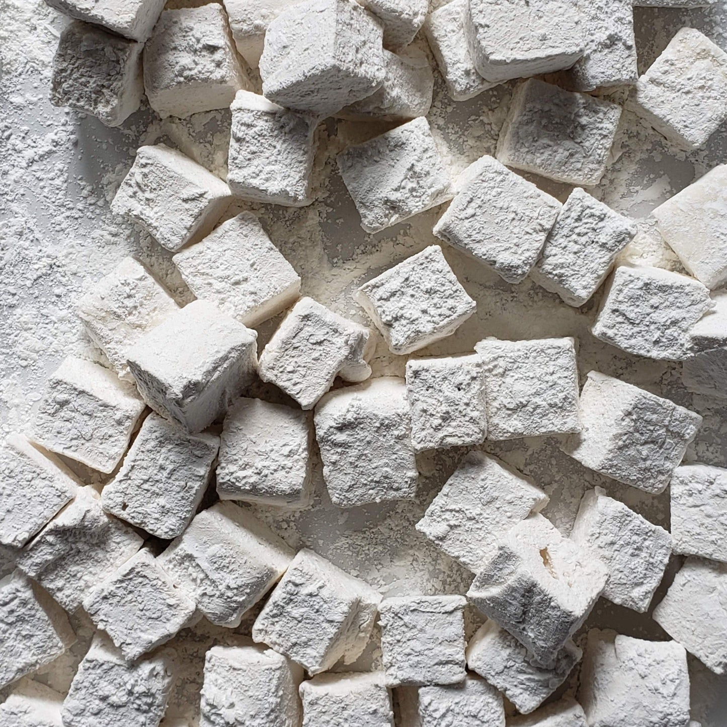 guimauves à la vanille de Madagascar ces petites bouchées de nuages doux comme un petit oreiller sous le visage. à déguster en toutes occasions.   ingrédients: sucre*, miel, gélatine*, gousse de vanille de Madagascal, sel rose  chaque paquet est d'environ 120 g.