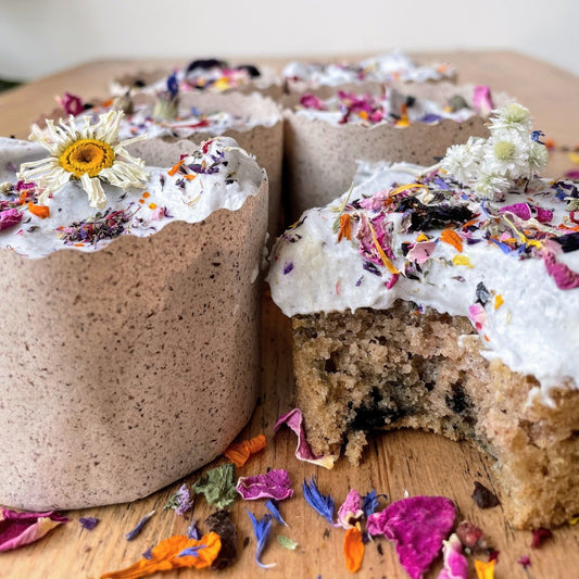 p'tits cakes de fantaisies Délicieux, frais, du moment, selon l'inspiration du chef, ces p'tits gâteaux sont que pour vous. Demandez nous ce qui nous a inspiré aujourd'hui.  ingrédients: Farine**, sucre*, lait, huile canola, vinaigre de cidre*, poudre à pâte, soda à pâte les produits marqués d'un astérisque * sont des produits certifiés biologiques, les produits marqués de deux astérisques ** sont des produits issus d'agriculture raisonnée floral bluets